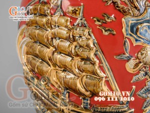 Mai bình Thuận Buồm Xuôi Gió đắp nổi vẽ vàng 24k, nền đỏ - cao 55cm
