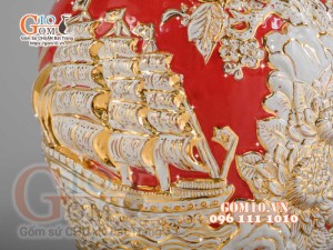Mai bình Thuận Buồm Xuôi Gió trắng đắp nổi vẽ vàng 24k, nền đỏ - cao 52cm