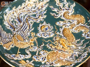 Mâm bồng men màu đắp nổi Rồng Phượng Như Ý nền xanh lục bảo vẽ vàng 24k, đường kính 20cm