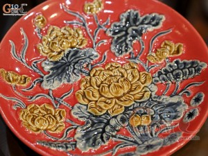 Mâm bồng men màu đắp nổi Sen Cát Tường nền đỏ, đường kính 32cm