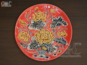 Mâm bồng men màu đắp nổi Sen Cát Tường nền đỏ, đường kính 26cm