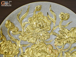 Mâm bồng men rạn đắp nổi hoa Sen Cát Tường dát vàng 24k, đường kính 30cm