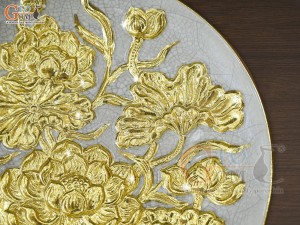 Mâm bồng men rạn đắp nổi hoa Sen Cát Tường dát vàng 24k, đường kính 30cm