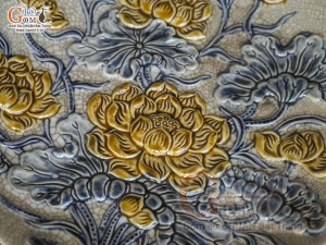 Mâm bồng men rạn đắp nổi hoa Sen Cát Tường, đường kính 23cm