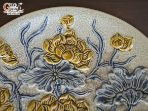 Mâm bồng men rạn đắp nổi hoa Sen Cát Tường, đường kính 23cm