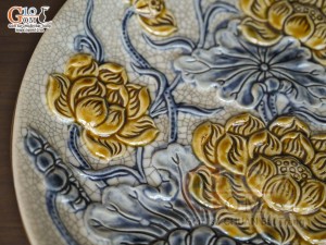 Mâm bồng men rạn đắp nổi hoa Sen Cát Tường, đường kính 23cm
