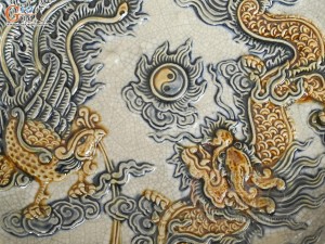 Mâm bồng men rạn đắp nổi Rồng Phượng Tài Vượng, đường kính 25cm