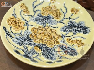 Mâm bồng men hoàng tộc đắp nổi Sen Cát Tường, đường kính 32cm