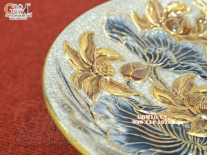 Mâm bồng men rạn đắp nổi Sen Cát Tường vẽ vàng 24k, đường kính 28cm