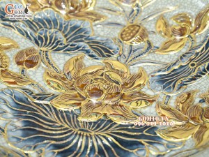 Mâm bồng men rạn đắp nổi Sen Cát Tường vẽ vàng 24k, đường kính 28cm