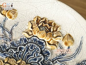 Mâm bồng men rạn đắp nổi Sen Tài Lộc, đường kính 30cm