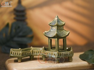 Mô hình gốm Đền Cầu men màu, dài 16cm