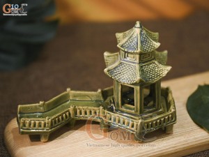 Mô hình gốm Đền Cầu men màu, dài 16cm