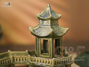 Mô hình gốm Đền Cầu men màu, dài 16cm