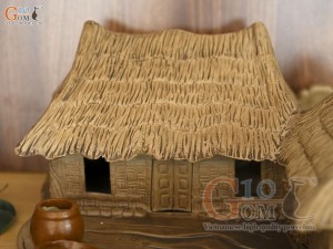 Mô hình nhà gốm mái tranh, 30x32cm
