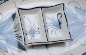 Đĩa gia vị 2 ngăn men rạn vẽ chuồn chuồn lá khoai