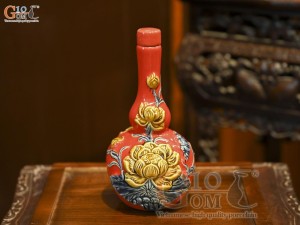 Nậm rượu 2 bầu men màu đắp nổi Sen Cát Tường nền đỏ, 0,5L