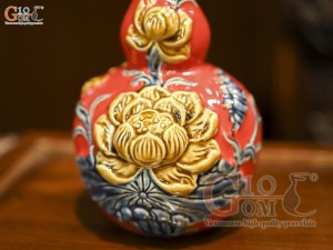 Nậm rượu 2 bầu men màu đắp nổi Sen Cát Tường nền đỏ, 0,5L