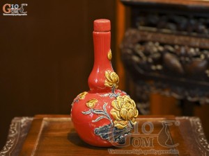 Nậm rượu 2 bầu men màu đắp nổi Sen Cát Tường nền đỏ, 0,5L