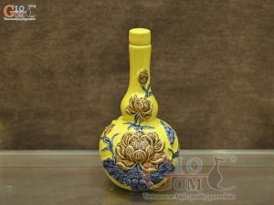 Nậm rượu 2 bầu men màu đắp nổi Sen Cát Tường nền vàng, 0,3L