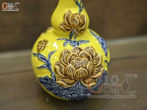 Nậm rượu 2 bầu men màu đắp nổi Sen Cát Tường nền vàng, 0,3L