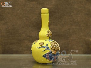 Nậm rượu 2 bầu men màu đắp nổi Sen Cát Tường nền vàng, 0,3L