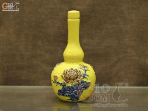 Nậm rượu 2 bầu men màu đắp nổi Sen Cát Tường nền vàng, 0,3L