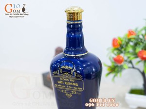 Nậm rượu dáng chai màu xanh chỉ vàng, in logo
