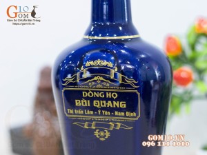 Nậm rượu dáng chai màu xanh chỉ vàng, in logo