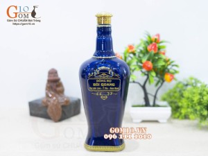 Nậm rượu dáng chai màu xanh chỉ vàng, in logo