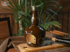 Nậm rượu dáng chivas men màu nâu, in logo