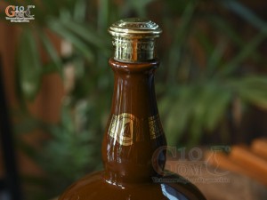 Nậm rượu dáng chivas men màu nâu, in logo