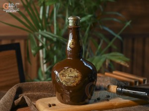 Nậm rượu dáng chivas men màu nâu, in logo