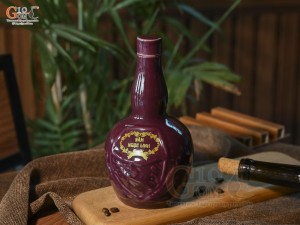 Nậm rượu dáng chivas men màu tím, in logo