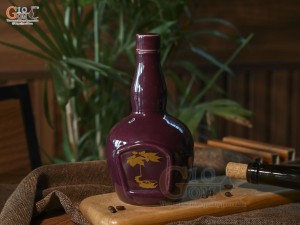 Nậm rượu dáng chivas men màu tím, in logo