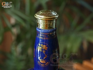 Nậm rượu dáng chivas men màu xanh, in logo