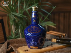 Nậm rượu dáng chivas men màu xanh, in logo