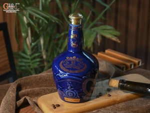 Nậm rượu dáng chivas men màu xanh, in logo