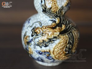 Nậm rượu hai bầu men rạn đắp nổi rồng, cao 26cm