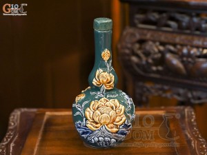 Nậm rượu men màu đắp nổi Sen Cát Tường nền xanh lục bảo, 0.3L