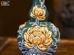 Nậm rượu men màu đắp nổi Sen Cát Tường nền xanh lục bảo, 0.3L