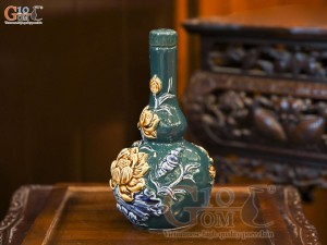 Nậm rượu men màu đắp nổi Sen Cát Tường nền xanh lục bảo, 0.3L