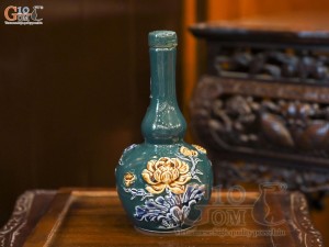 Nậm rượu men màu đắp nổi Sen Cát Tường nền xanh lục bảo, 0.3L