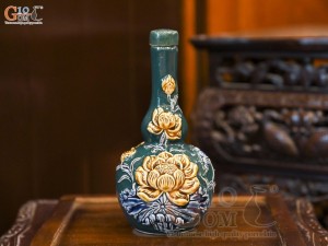 Nậm rượu men màu đắp nổi Sen Cát Tường nền xanh lục bảo, 0.5L