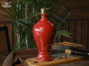 Nậm rượu men màu đỏ, chân vân vuốt in logo
