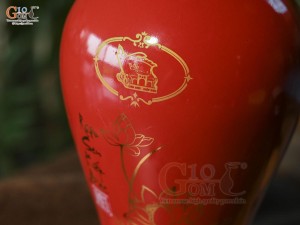 Nậm rượu men màu đỏ, chân vân vuốt in logo