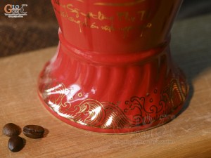 Nậm rượu men màu đỏ, chân vân vuốt in logo