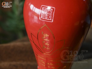 Nậm rượu men màu đỏ, chân vân vuốt in logo