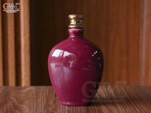 Nậm rượu men màu đỏ mận dáng dẹt, dung tích 500ml