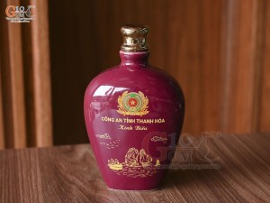 Nậm rượu men màu đỏ mận dáng dẹt in logo quà tặng